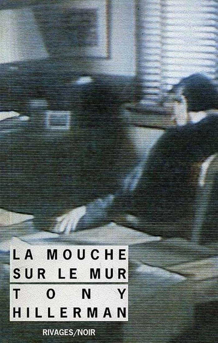Couverture du livre « LA MOUCHE SUR LE MUR » de Tony Hillerman, librairie Les Contes Infusés à Corte