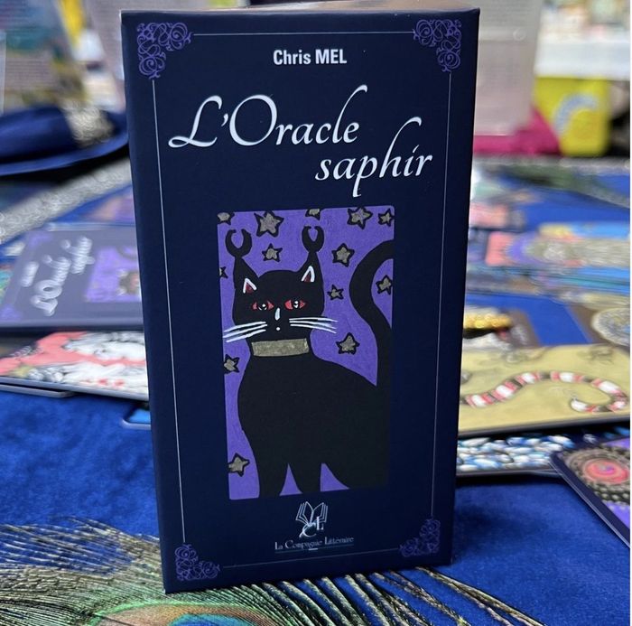 Couverture du livre « L ORACLE SAPHIR : ORACLE DIVINATOIRE - ORACLE DIVINATOIRE (ETUI, LIVRET ILLUSTRE ET 52 CARTES) » de Mel, librairie Les Contes Infusés à Corte