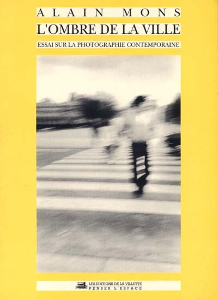 Couverture du livre « L'OMBRE DE LA VILLE - ESSAI SUR LA PHOTOGRAPHIE CONTEMPORAINE » de Alain Mons, librairie Les Contes Infusés à Corte