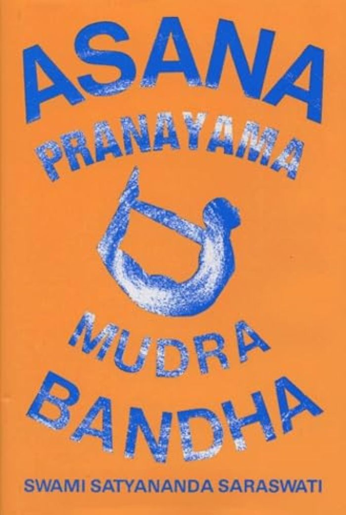 Couverture du livre « ASANA PRANAYAMA MUDRA BHANDA » de Swami Satyananda Sar, librairie Les Contes Infusés à Corte