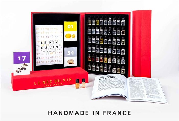 Couverture du livre « LE NEZ DU VIN 54 AROMES CHINOIS » de Jean Lenoir, librairie Les Contes Infusés à Corte