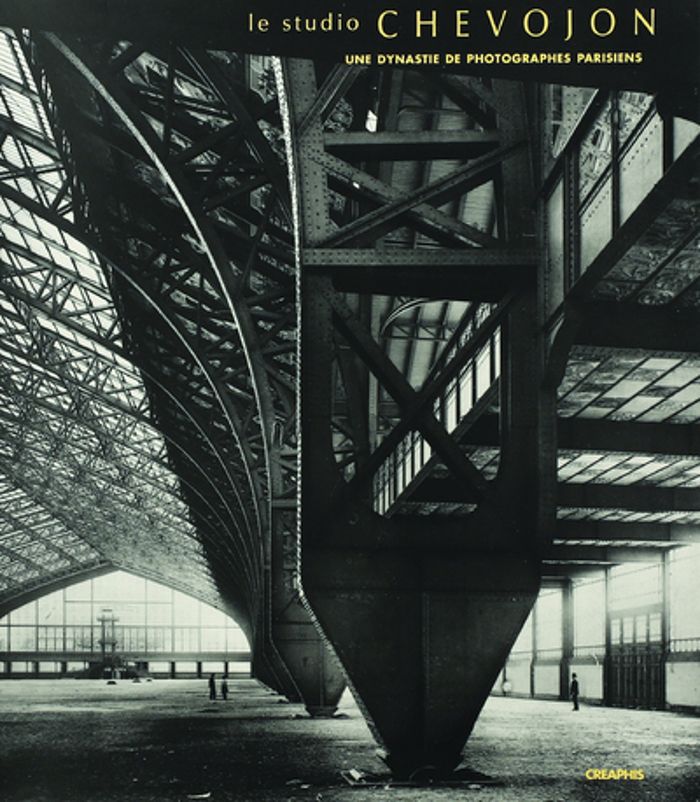 Couverture du livre « LE STUDIO CHEVOJON - UNE DYNASTIE DE PHOTOGRAPHES PARISIENS » de Collectif, librairie Les Contes Infusés à Corte