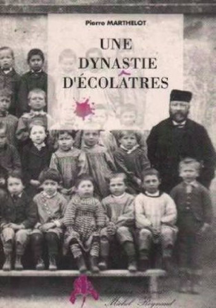 Couverture du livre « UNE DYNASTIE D'ECOLATRES - CHRONIQUE FAMILIALE ET AUTOBIOGRAPHIQUE » de Pierre Marthelot, librairie Les Contes Infusés à Corte