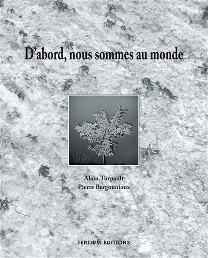 Couverture du livre « D'ABORD NOUS SOMMES AU MONDE » de Turpault/bergounioux, librairie Les Contes Infusés à Corte