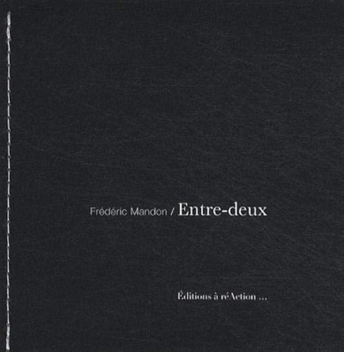 Couverture du livre « ENTRE-DEUX. LE PETIT OISEAU QUI SORTIRA DE LA CHAMBRE NOIRE » de Mandon Frederic, librairie Les Contes Infusés à Corte
