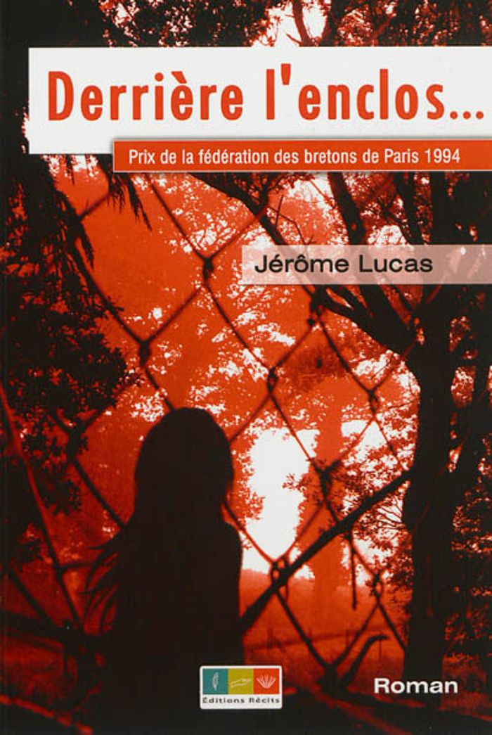 Couverture du livre « DERRIERE L'ENCLOS » de Jerome Lucas, librairie Les Contes Infusés à Corte