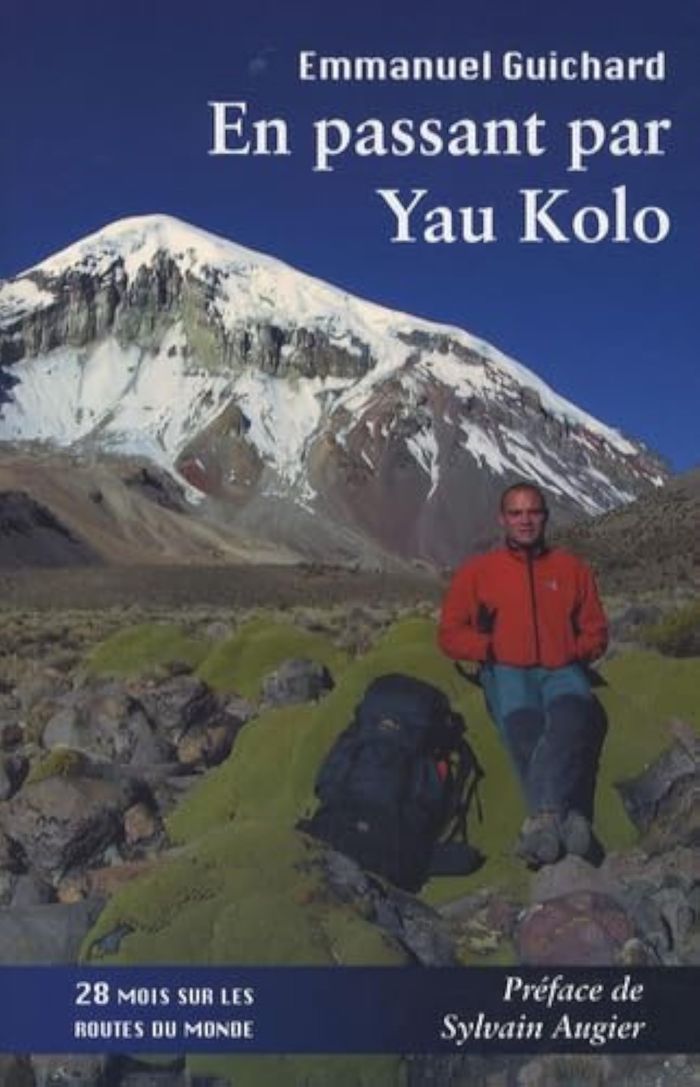 Couverture du livre « EN PASSANT PAR YAU KOLO, 28 MOIS SUR LES ROUTES DU MONDE, PREFACE DE SYLVAIN AUGIER », librairie Les Contes Infusés à Corte