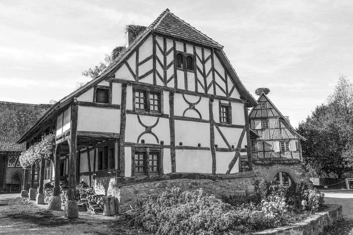 Couverture du livre « IMAGES - LA MAISON TRADITIONNELLE EN ALSACE - PROMENADE ARCHITECTURALE » de Christian Rimelen, librairie Les Contes Infusés à Corte