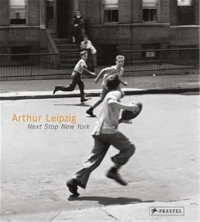 Couverture du livre « ARTHUR LEIPZIG NEXT STOP NEW YORK /ANGLAIS/ALLEMAND » de Sylvia Bohmer, librairie Les Contes Infusés à Corte