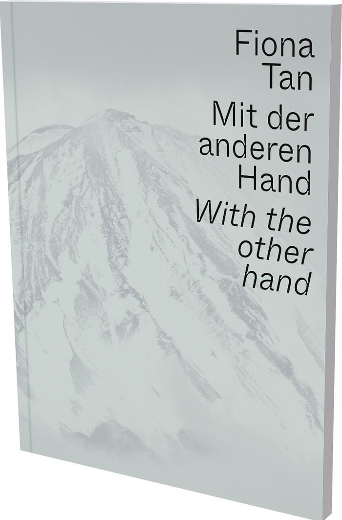Couverture du livre « FIONA TAN: WITH THE OTHER HAND - CAT. DEXPOSITION MUSEUM DER MODERNE SALZBOURG / KUNSTHALLE KREMS » de Tan/horak, librairie Les Contes Infusés à Corte