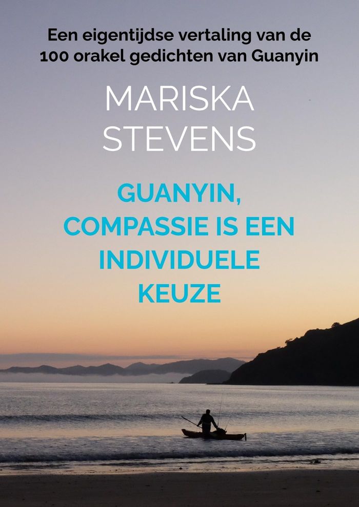 Couverture du livre « GUANYIN, COMPASSIE IS EEN INDIVIDUELE KEUZE - EEN EIGENTIJDSE VERTALING VAN DE 100 ORAKEL GEDICHTEN » de Mariska Stevens, librairie Les Contes Infusés à Corte