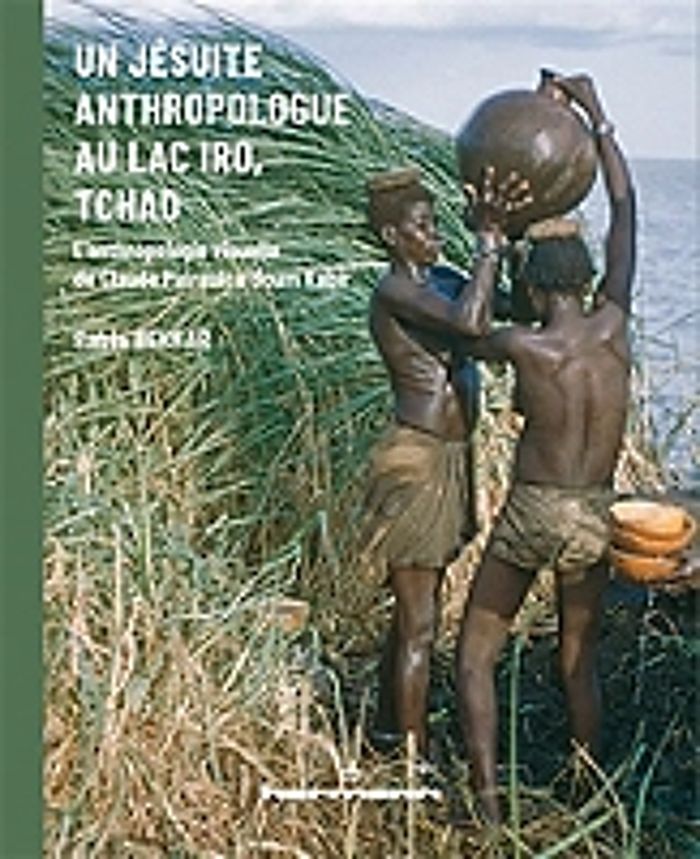 Couverture du livre « UN JESUITE ANTHROPOLOGUE AU LAC IRO, TCHAD - L'ANTHROPOLOGIE VISUELLE DE CLAUDE PAIRAULT A BOUM KABI », librairie Les Contes Infusés à Corte